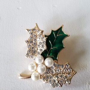 💎 JEWELLERY 2/$25💎 Anne Klein Holly Branch Brooch